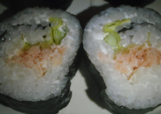 Fotografia przedstawiająca Sushi z łososiem pieczonym
