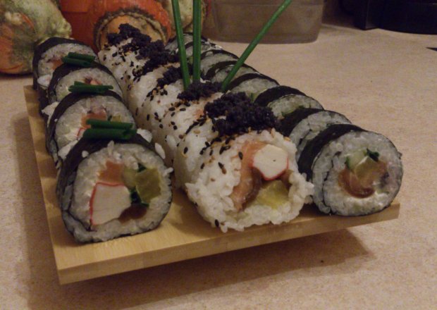 Fotografia przedstawiająca sushi z łososiem, surimi i resztą :-)