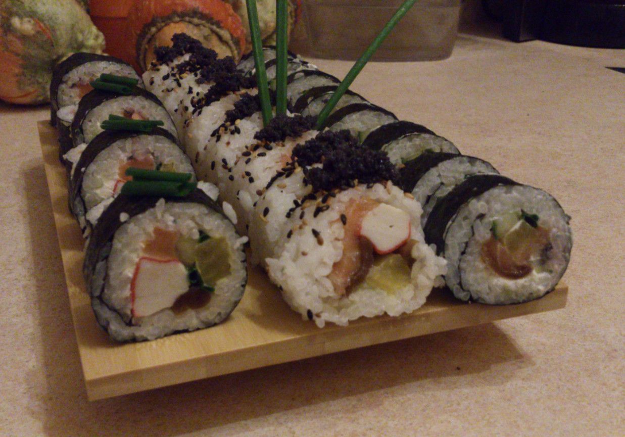 sushi z łososiem, surimi i resztą :-) foto