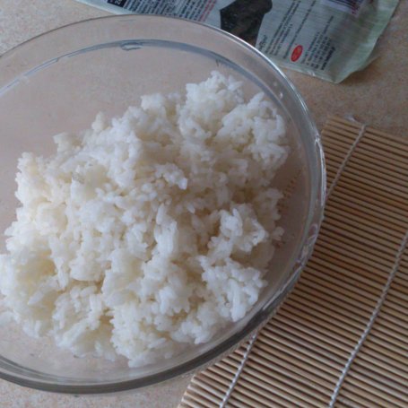 Krok 1 - sushi z łososiem, surimi i resztą :-) foto
