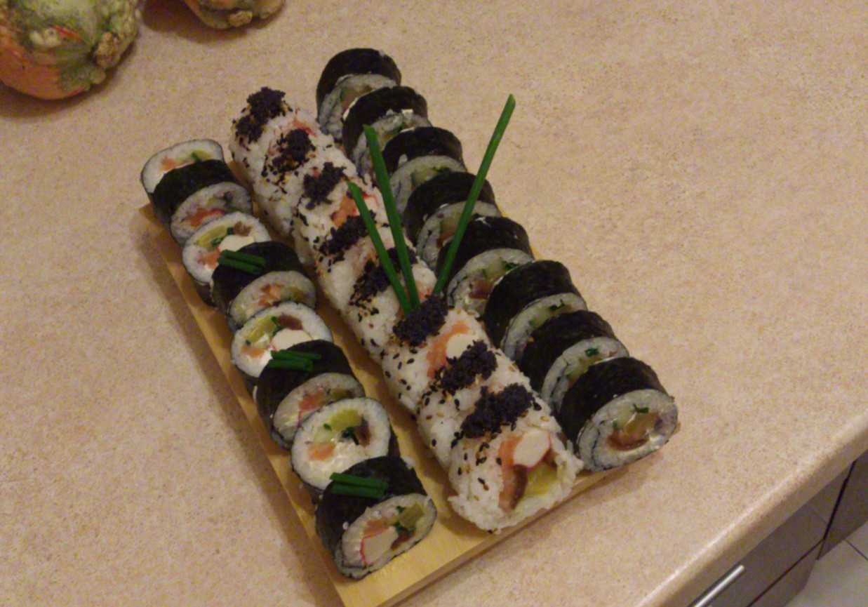 sushi z łososiem, surimi i resztą :-) foto