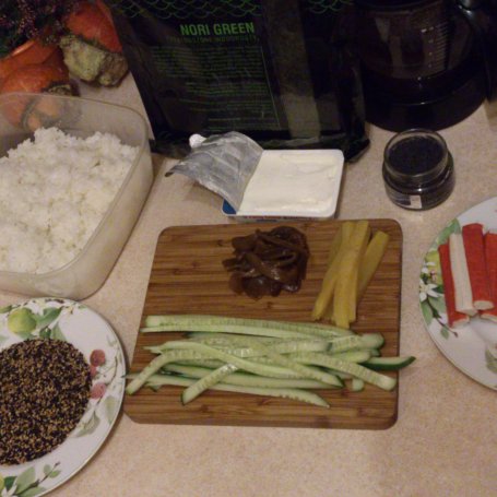 Krok 2 - sushi z łososiem, surimi i resztą :-) foto