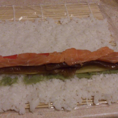 Krok 4 - sushi z łososiem, surimi i resztą :-) foto