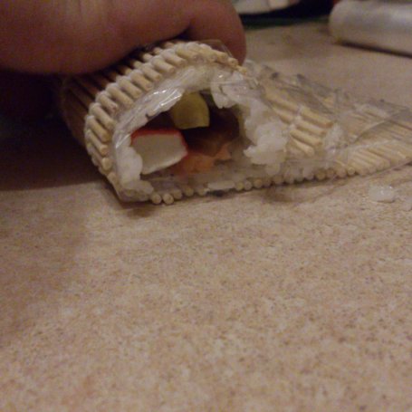 Krok 5 - sushi z łososiem, surimi i resztą :-) foto