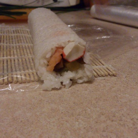 Krok 6 - sushi z łososiem, surimi i resztą :-) foto
