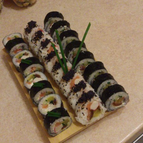 Krok 7 - sushi z łososiem, surimi i resztą :-) foto