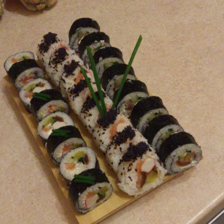 Krok 7 - sushi z łososiem, surimi i resztą :-) foto