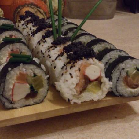Krok 8 - sushi z łososiem, surimi i resztą :-) foto