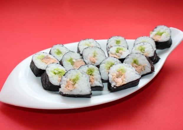 Fotografia przedstawiająca Sushi z łososiem w sosie własnym i sałatą