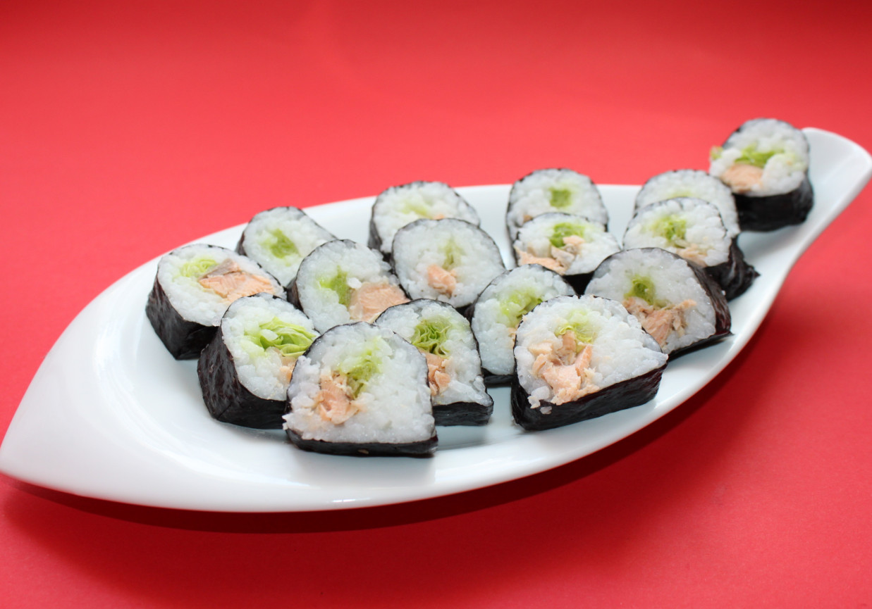 Sushi z łososiem w sosie własnym i sałatą foto