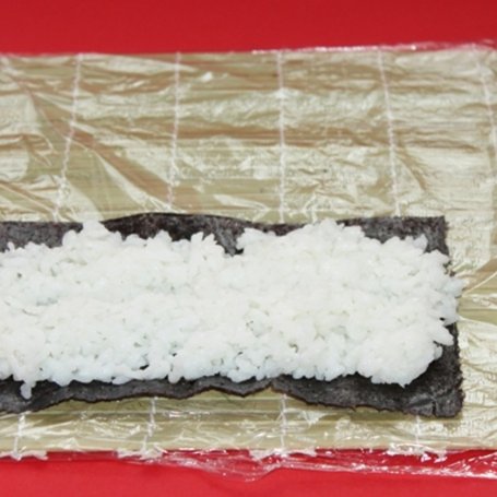 Krok 2 - Sushi z łososiem w sosie własnym i sałatą foto