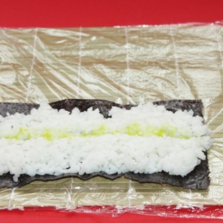 Krok 3 - Sushi z łososiem w sosie własnym i sałatą foto