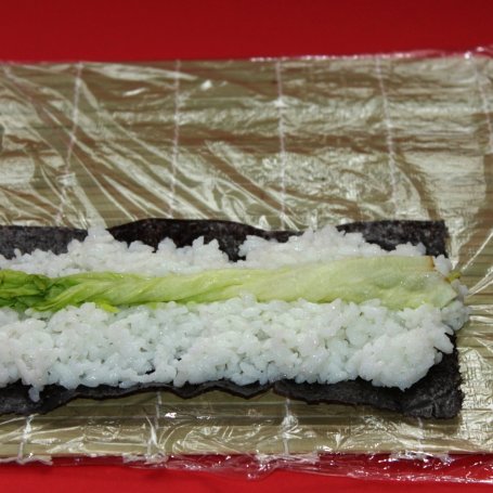 Krok 4 - Sushi z łososiem w sosie własnym i sałatą foto