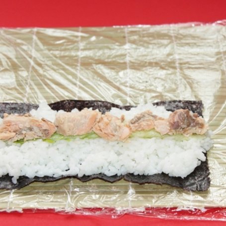 Krok 5 - Sushi z łososiem w sosie własnym i sałatą foto