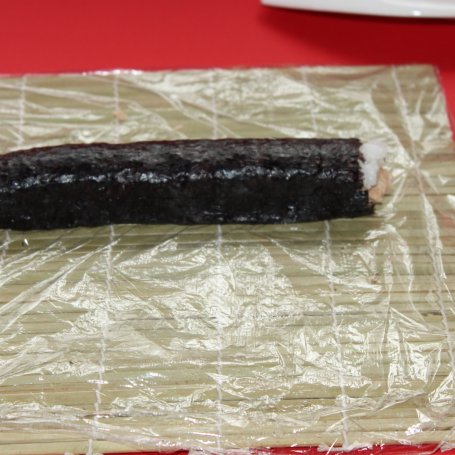 Krok 6 - Sushi z łososiem w sosie własnym i sałatą foto