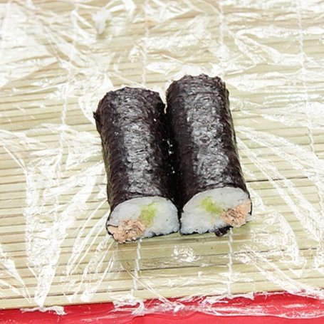 Krok 7 - Sushi z łososiem w sosie własnym i sałatą foto