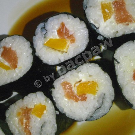 Krok 13 - Sushi z łososiem wędzonym, papryką żółtą i serkiem fromage foto