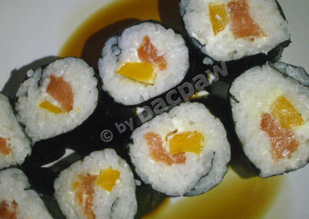 Fotografia przedstawiająca Sushi z łososiem wędzonym, papryką żółtą i serkiem fromage