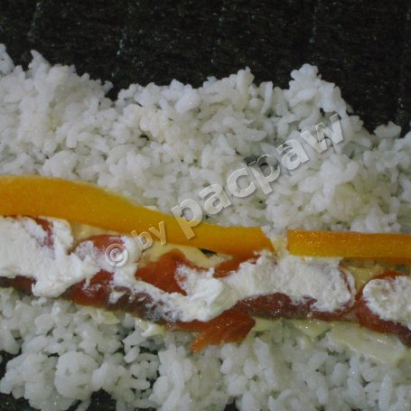 Krok 10 - Sushi z łososiem wędzonym, papryką żółtą i serkiem fromage foto