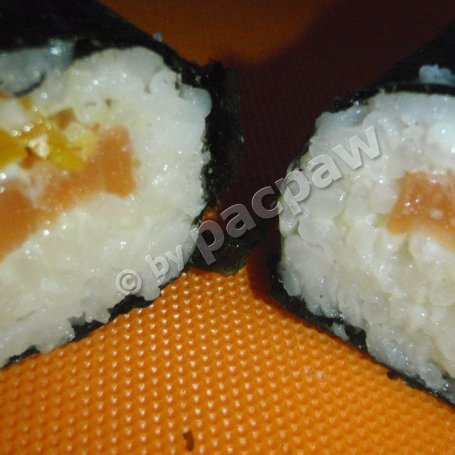 Krok 12 - Sushi z łososiem wędzonym, papryką żółtą i serkiem fromage foto