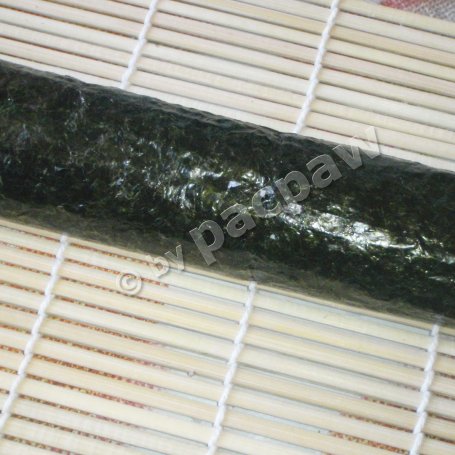 Krok 11 - Sushi z łososiem wędzonym, papryką żółtą i serkiem fromage foto