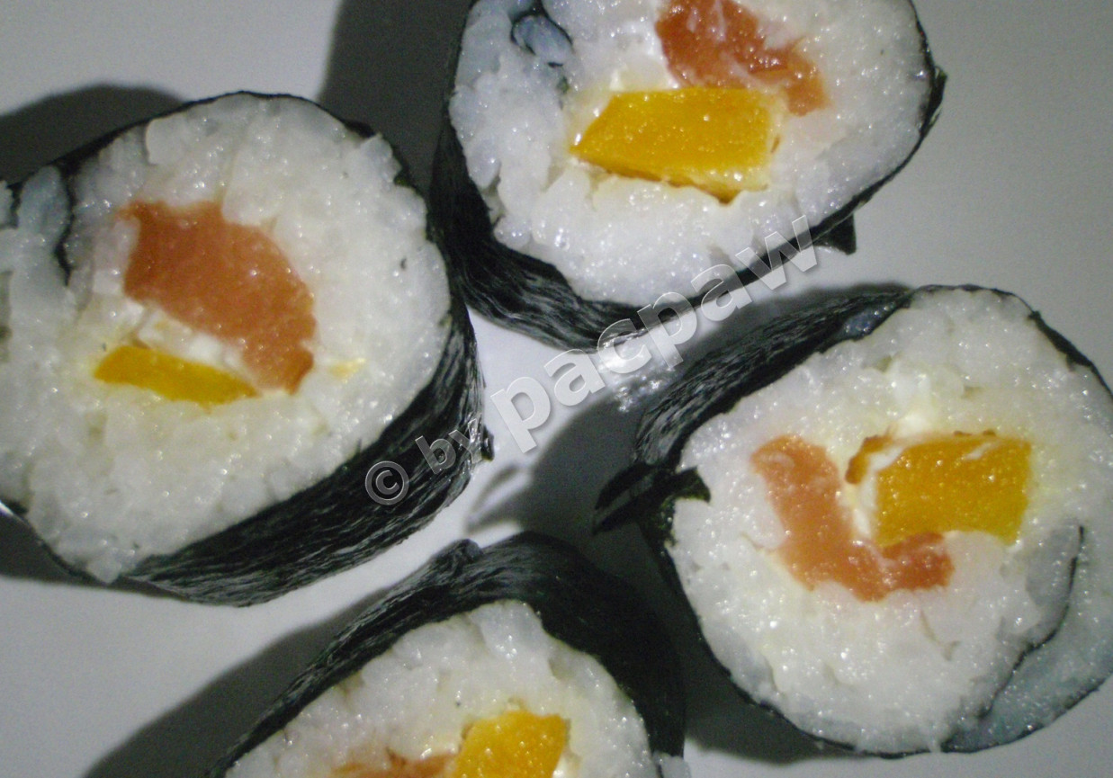 Sushi z łososiem wędzonym, papryką żółtą i serkiem fromage foto