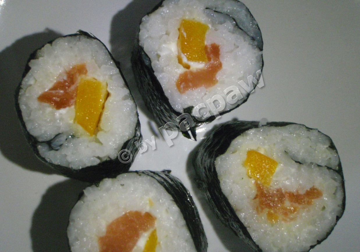 Sushi z łososiem wędzonym, papryką żółtą i serkiem fromage foto