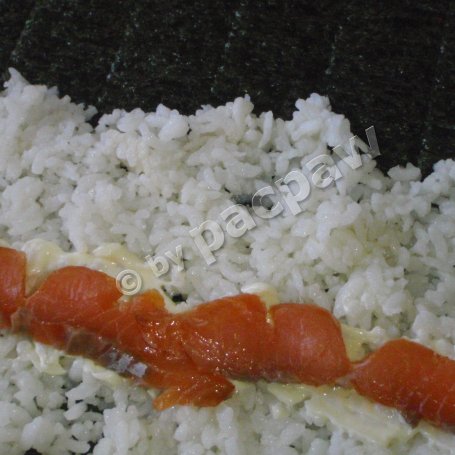 Krok 9 - Sushi z łososiem wędzonym, papryką żółtą i serkiem fromage foto