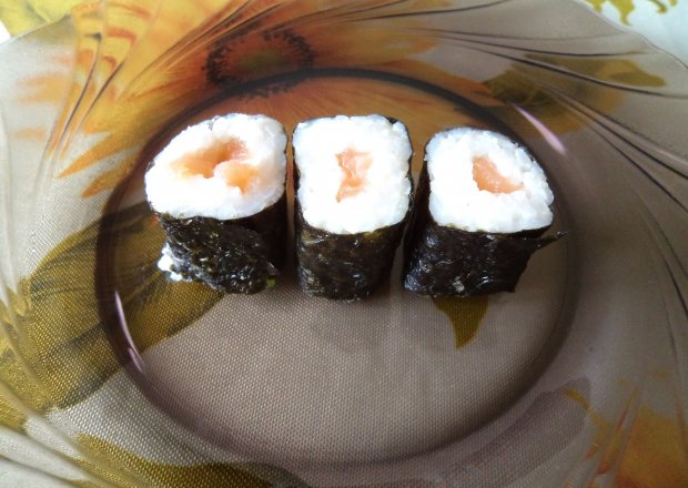 Fotografia przedstawiająca Sushi z łososiem
