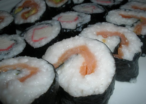 Fotografia przedstawiająca Sushi z łososiem