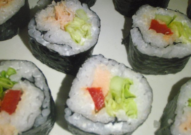 Fotografia przedstawiająca Sushi z  łososiem,papryką i sałatą