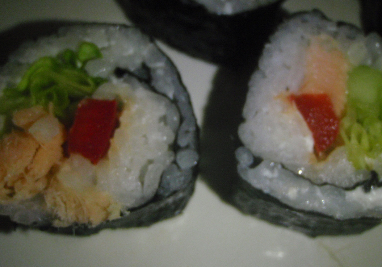 Sushi z  łososiem,papryką i sałatą foto