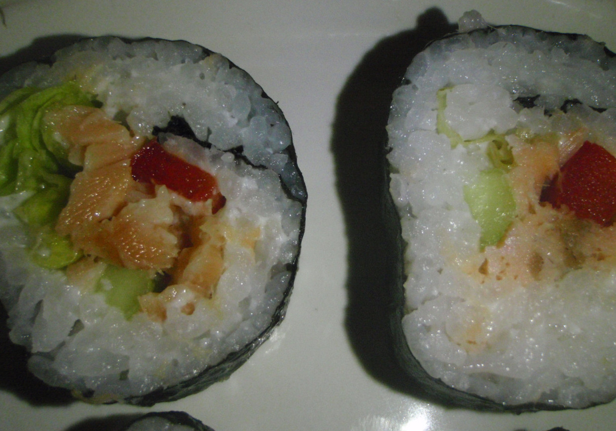 Sushi z  łososiem,papryką i sałatą foto