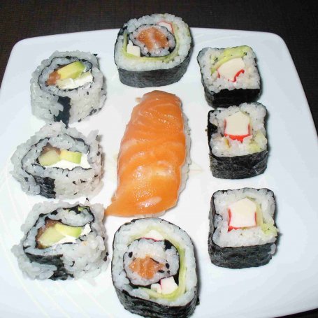 Krok 4 - Sushi z ogórkiem i surimi foto