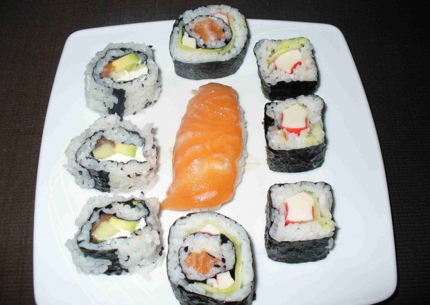 Fotografia przedstawiająca Sushi z ogórkiem i surimi