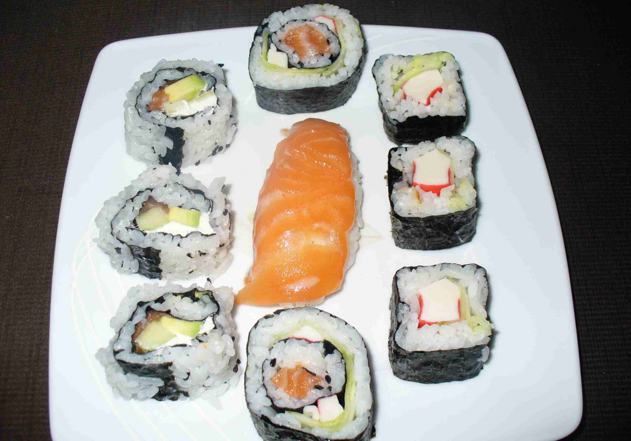 Sushi z ogórkiem i surimi foto