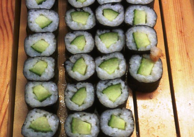 Fotografia przedstawiająca Sushi z ogórkiem