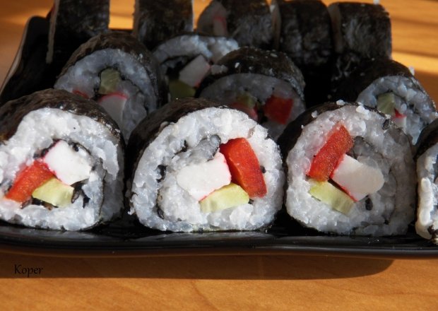 Fotografia przedstawiająca Sushi z paluszkami krabowymi papryką i ogórkiem