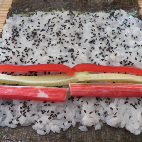 Krok 1 - Sushi z paluszkami krabowymi papryką i ogórkiem  foto