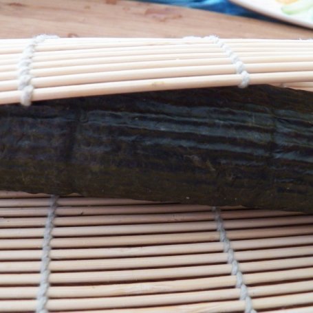 Krok 2 - Sushi z paluszkami krabowymi papryką i ogórkiem foto