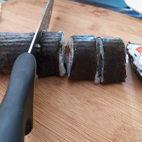 Krok 3 - Sushi z paluszkami krabowymi papryką i ogórkiem foto