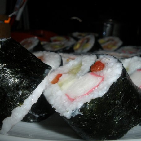 Krok 3 - Sushi z paluszkami surimi, papryką, awokado i ogórkiem foto