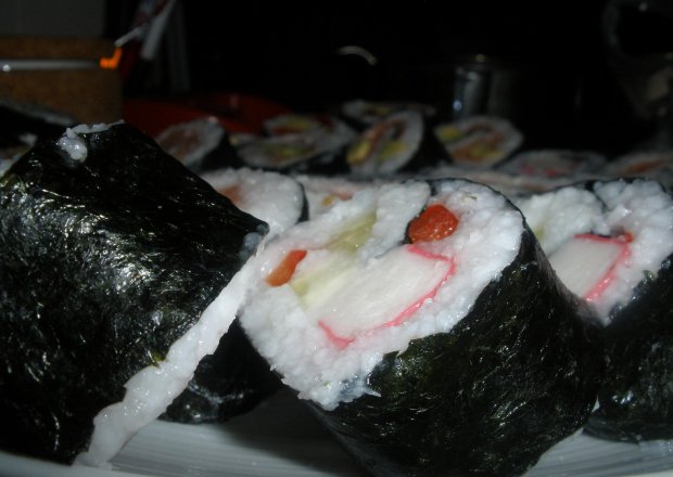 Fotografia przedstawiająca Sushi z paluszkami surimi, papryką, awokado i ogórkiem