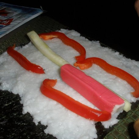 Krok 2 - Sushi z paluszkami surimi, papryką, awokado i ogórkiem foto
