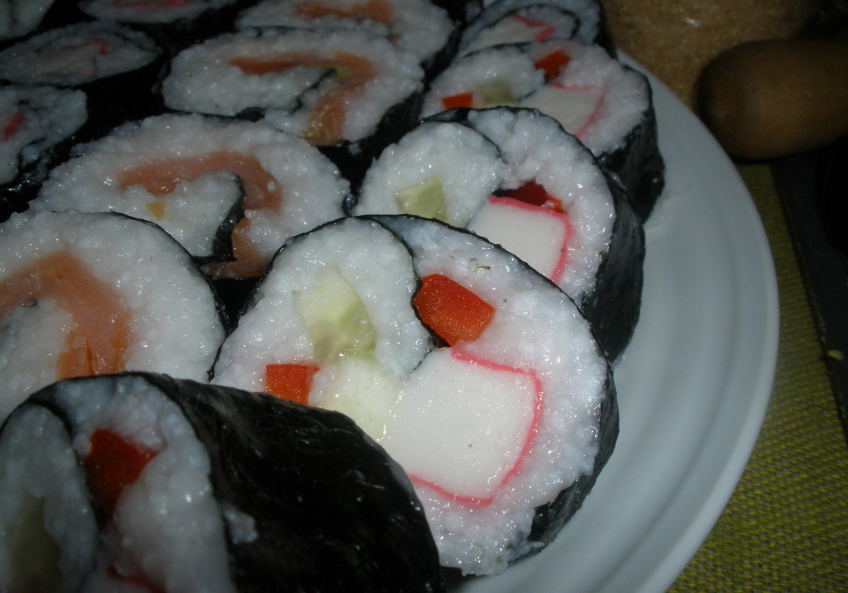 Sushi z paluszkami surimi, papryką, awokado i ogórkiem foto