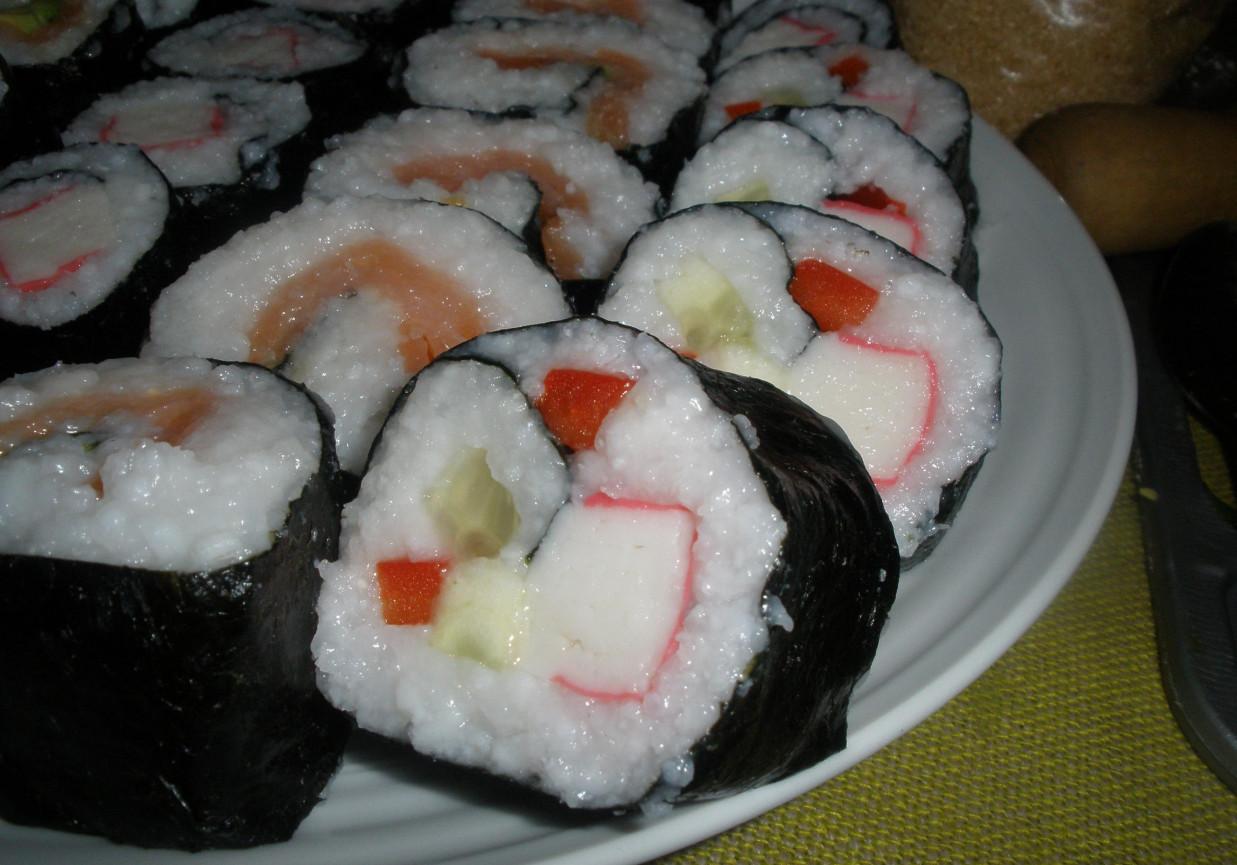 Sushi z paluszkami surimi, papryką, awokado i ogórkiem foto