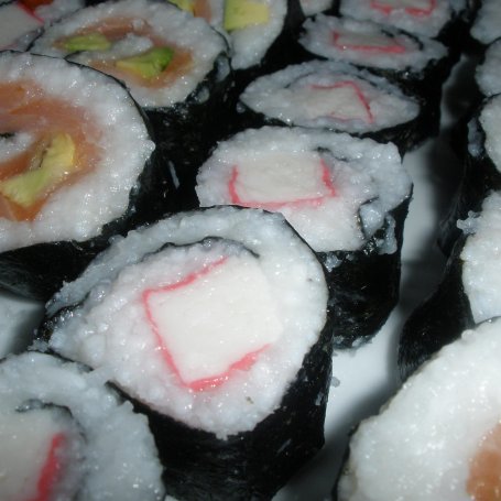 Krok 3 - Sushi z paluszkami surimi foto