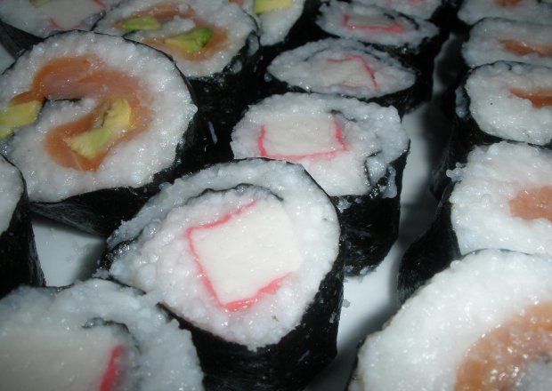 Fotografia przedstawiająca Sushi z paluszkami surimi
