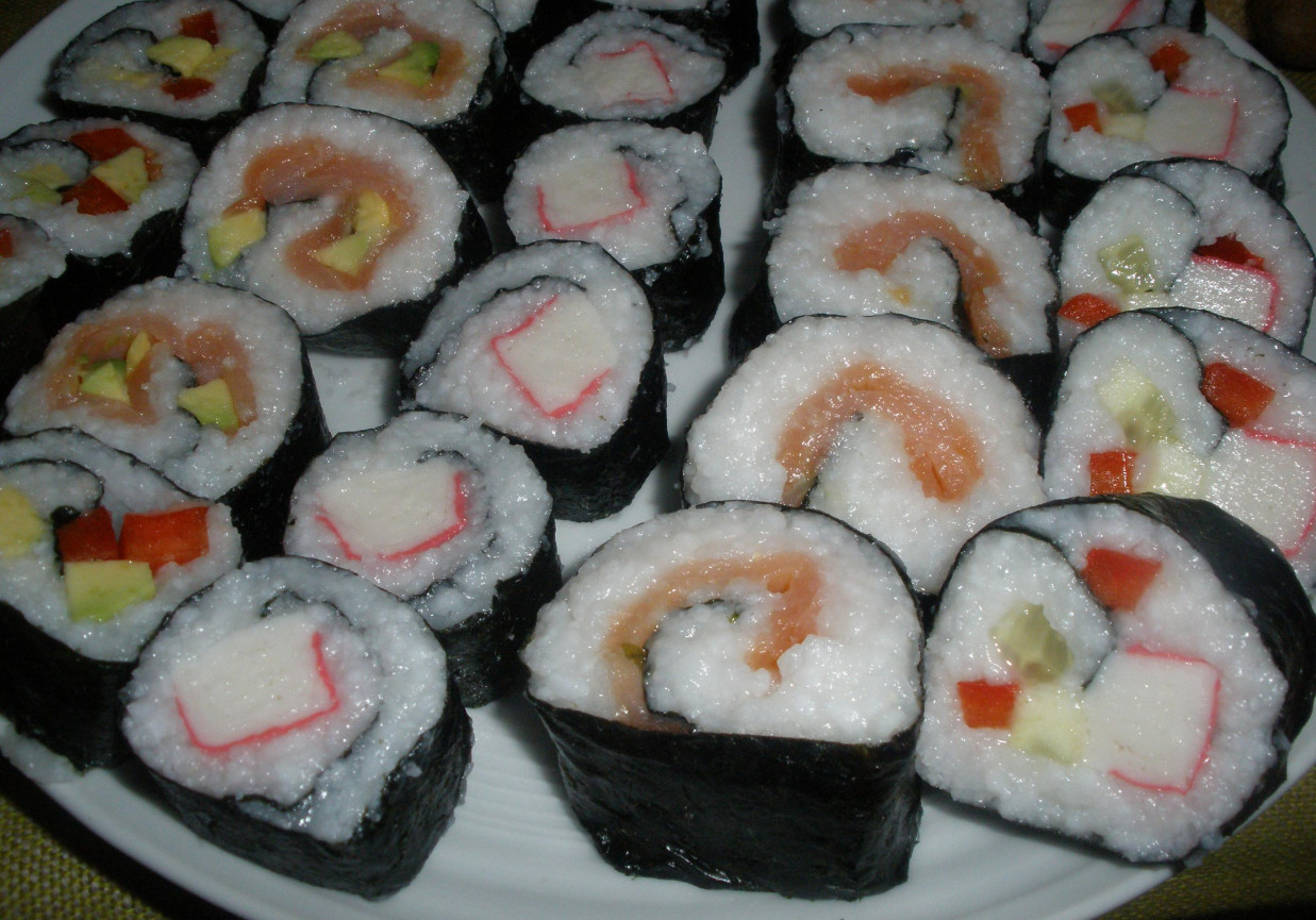 Sushi z paluszkami surimi DoradcaSmaku.pl