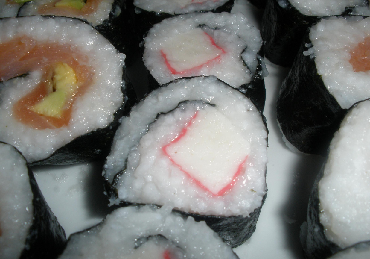 Sushi z paluszkami surimi foto